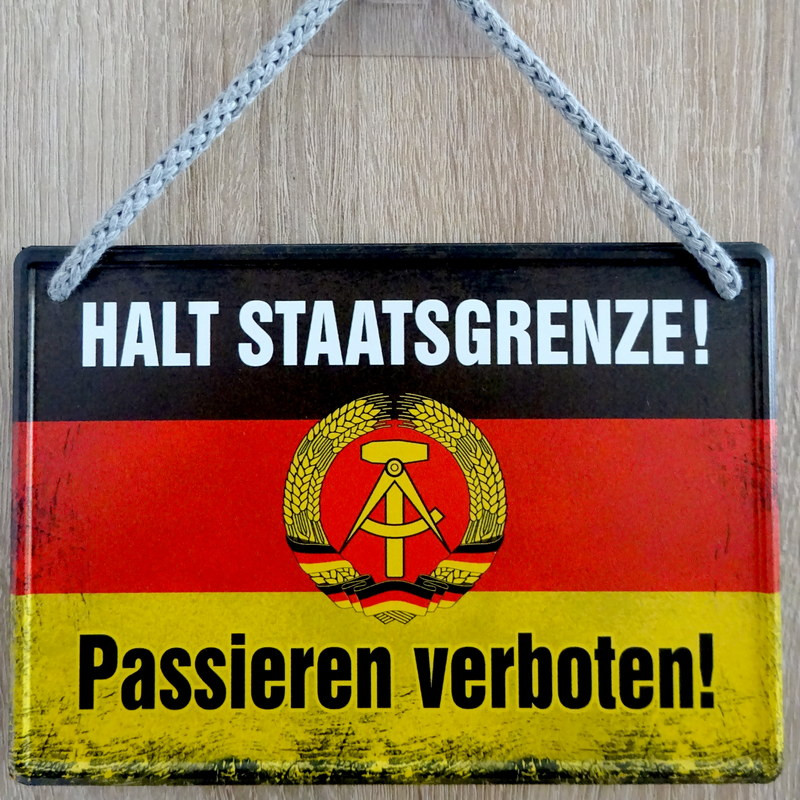 Hängeschild „Halt Staatsgrenze“ aus Blech – Dekoration & Geschenkidee