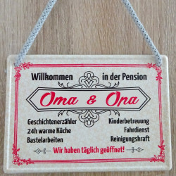 Hängeschild Willkommen in der Pension Oma & Opa