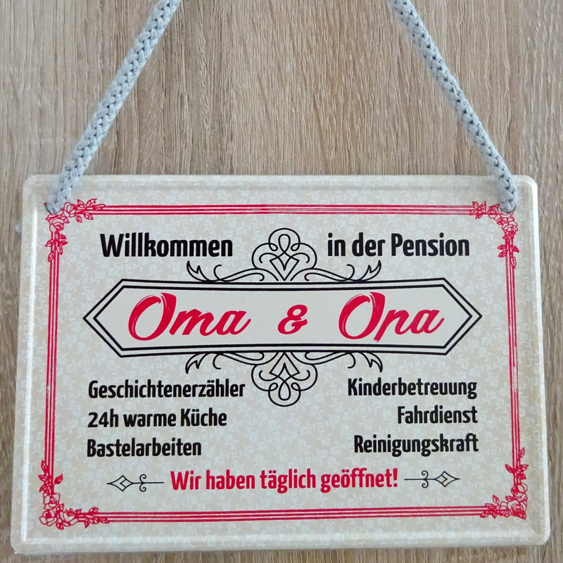 Hängeschild Willkommen in der Pension Oma & Opa Hängeschild Willkommen in der Pension Oma & Opa