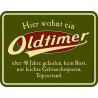 Blechschild Hier wohnt ein Oldtimer ü. 40 Jahre - RAHMENLOS® 3781