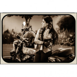 Blechschild Motorrad mit Pin Up Girl