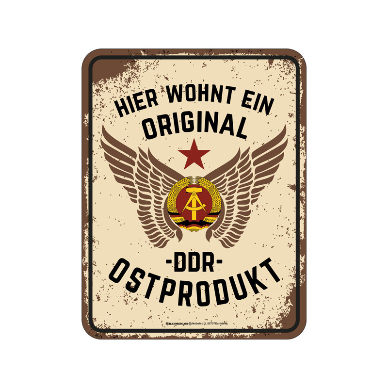 Blechschild Hier wohnt ein Original Ostprodukt - RAHMENLOS® Blechschild Hier wohnt ein Original Ostprodukt - RAHMENLOS®